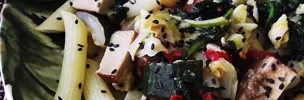Tofu Fumado com Penne e Legumes