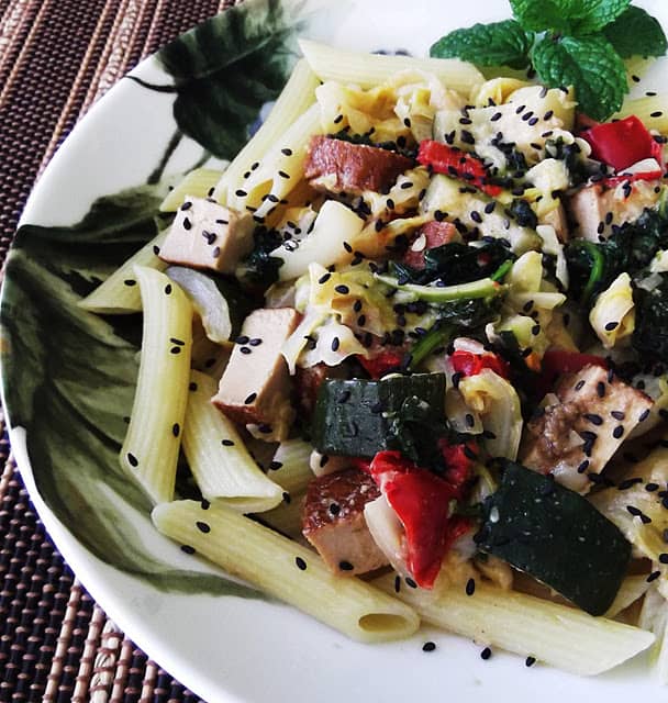 Tofu Fumado com Penne e Legumes