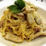 Esparguete com tiras de peru e bacon em molho de natas