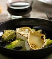 Aspargos Gratinados com Queijo de Cabra e Croutons