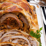 Rolo de porco em crosta folhada Rolo de porco em crosta folhada
